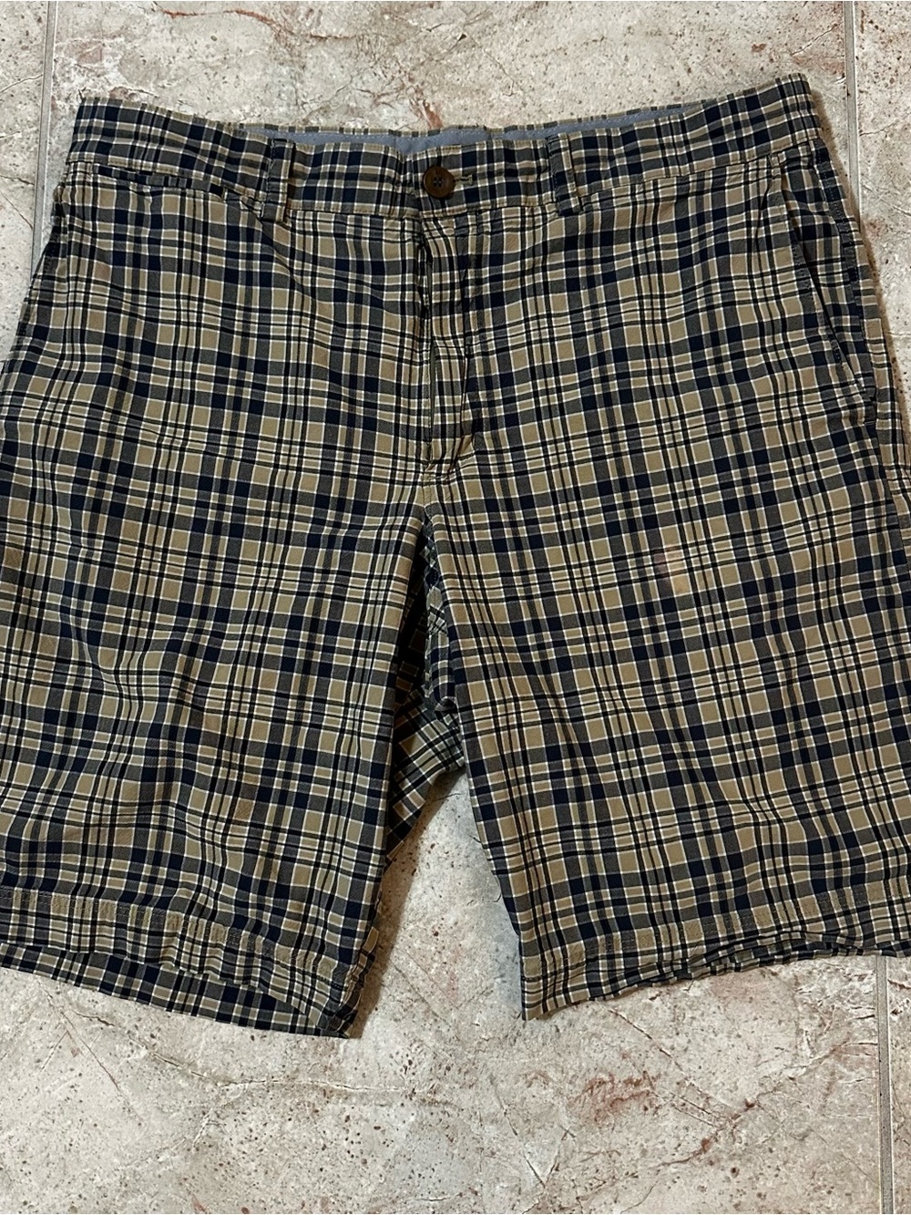 Banana Republic navy and beige plaid shorts in size 36.